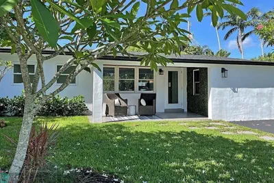 Photo 5 - Chic 3BR 2BA Getaway With Private Pool Oasis