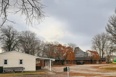 Photo 2 - Skylark Motel by OYO