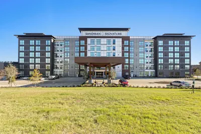 Photo 2 - Sandman Signature Dallas Las Colinas Hotel & Suites