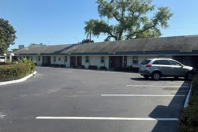 Photo 2 - Tropical Palm Motel