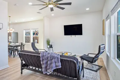 Photo 4 - Perfect Spot to Relax 4BR 3BA Near Dtown Hemisfair
