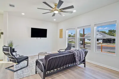 Photo 5 - Perfect Spot to Relax 4BR 3BA Near Dtown Hemisfair