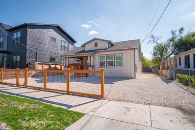 Photo 2 - Perfect Spot to Relax 4BR 3BA Near Dtown Hemisfair