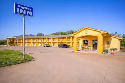 Photo 2 - Regency Inn By OYO Rockdale TX
