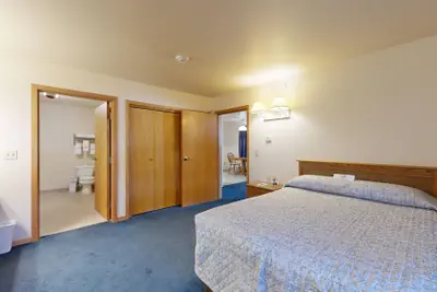 Photo 5 - Western Executive Inn