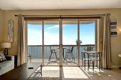Photo 2 - Sunlit Bayview Suite Balcony Pool Hot Tub