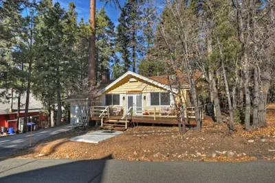 Photo 2 - Peaceful Sunshine Chalet with Hot Tub
