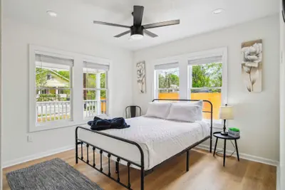 Photo 3 - Stylish & Spacious Comfort 4br/3ba Downtown Gem!