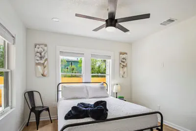 Photo 4 - Stylish & Spacious Comfort 4br/3ba Downtown Gem!