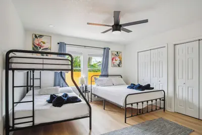 Photo 5 - Stylish & Spacious Comfort 4br/3ba Downtown Gem!