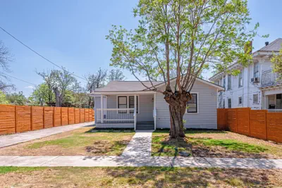 Photo 2 - Stylish & Spacious Comfort 4br/3ba Downtown Gem!