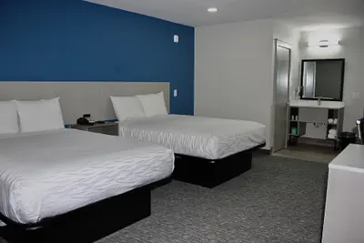 Photo 2 - Hummingbird Hotel