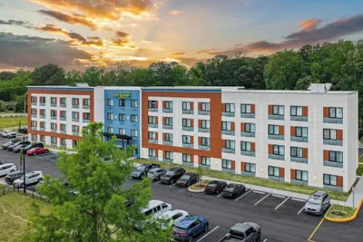 Photo 2 - YourSpace Hotels Chesapeake