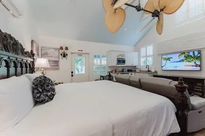 Photo 4 - Guest House Suite