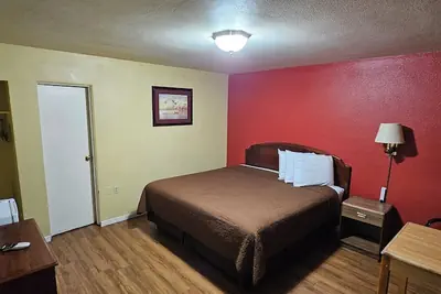 Photo 5 - Deluxe Inn
