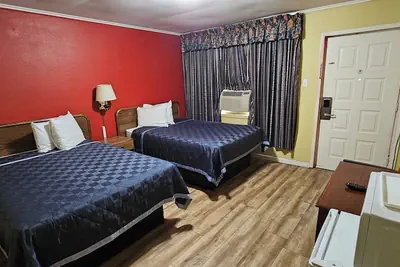 Photo 2 - Deluxe Inn