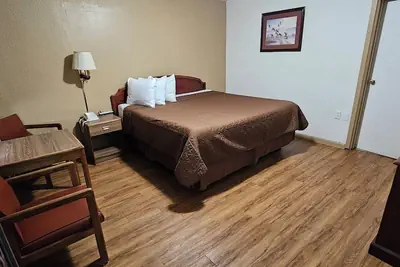 Photo 4 - Deluxe Inn