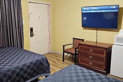Photo 3 - Deluxe Inn