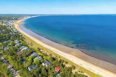 Photo 2 - Bayview Beach Cottage For 4!