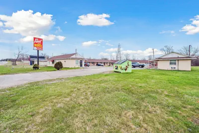 Photo 2 - Flint Motel by OYO MI Near I-475