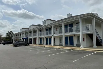 Photo 2 - Brentwood Inn & Suites