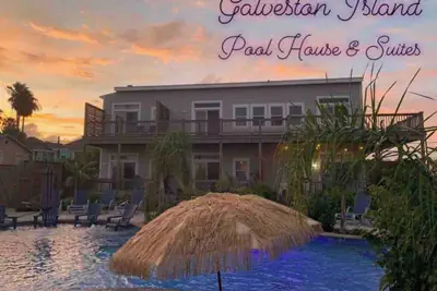 Photo 2 - Coastal Retreat Near Pleasure Pier & Beach