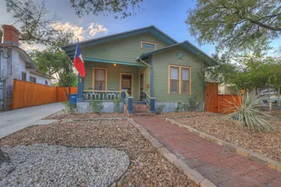 Photo 2 - Tolle Haus: W/pool & Firepit-walk to Schlitterbahn, Comal Chutes & Downtown!