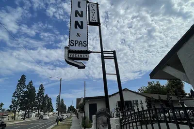 Photo 2 - Stadium Inn & Spas