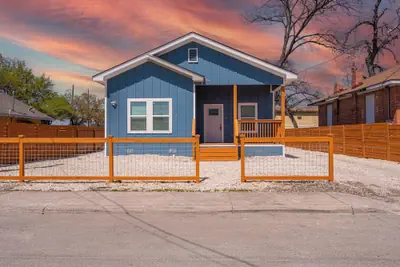 Photo 2 - Sleek 4br/3ba Urban Living w/ Downtown Views!