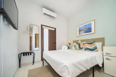 Photo 4 - Room 12: Sunlit Balcony Stay Near Calle Cerra