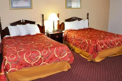 Photo 3 - Avalon Inn