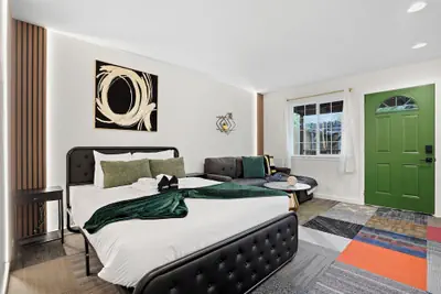 Photo 3 - Beachy 1BR Escape with SofaBed Golf