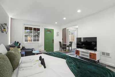 Photo 2 - Beachy 1BR Escape with SofaBed Golf