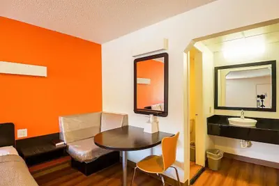 Photo 4 - Economy Hotel Kansas City