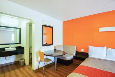 Photo 5 - Economy Hotel Kansas City