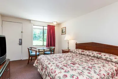Photo 5 - Sunrise inn