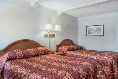 Photo 2 - Sunrise inn