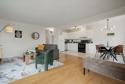 Photo 2 - Tranquil 2BR with Coastal Mountain Views