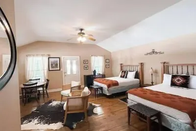 Photo 5 - The Salado Inn Kolb Suite