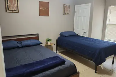 Photo 3 - 2 Bedrooms Apt Near Univeristy