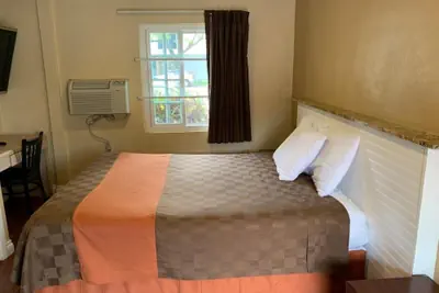 Photo 4 - Sunlight Motel