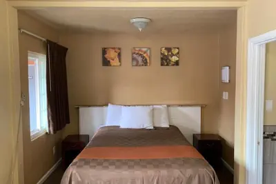 Photo 5 - Sunlight Motel