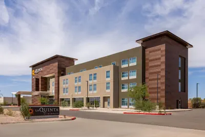 Photo 2 - La Quinta Inn & Suites by Wyndham Phoenix West / Glendale
