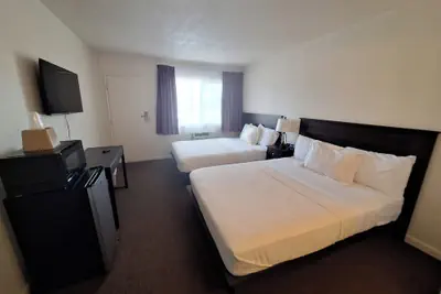 Photo 2 - Leisure Lodge Motel