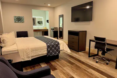 Photo 4 - Garden Inn Express