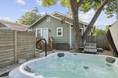 Photo 2 - 1929 Craftsman Charmer 2 Bedroom Home