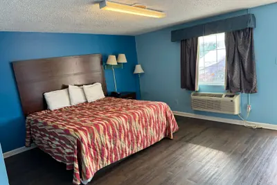 Photo 3 - Holiday Motel by Belvilla Cleveland, TN
