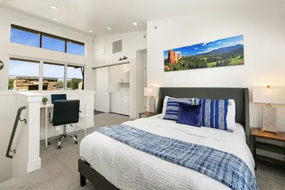 Photo 4 - Elegant Mountain Haven - King Bed & Fireplaces