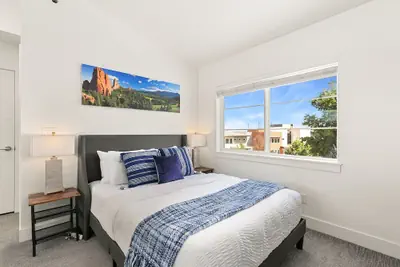 Photo 5 - Elegant Mountain Haven - King Bed & Fireplaces