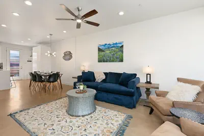 Photo 2 - Elegant Mountain Haven - King Bed & Fireplaces